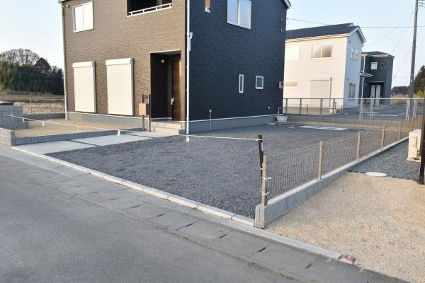 リーブルガーデン 　水戸小吹町　1期　3の駐車場|通勤・通学の送迎・お買い物とお車は生活必需品の1つ。
毎日のお車の出し入れがストレスなく行えるゆったりカースペースを完備しておりますのでご安心ください！
