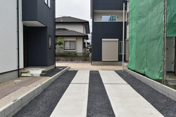 ケイアイフィット　日立市桜川町　1期 　１の駐車場|カースペースの幅は4.5メートル。縦列駐車となりますが、車同士がすれ違えますので、面倒な入れ替えの必要はありません。