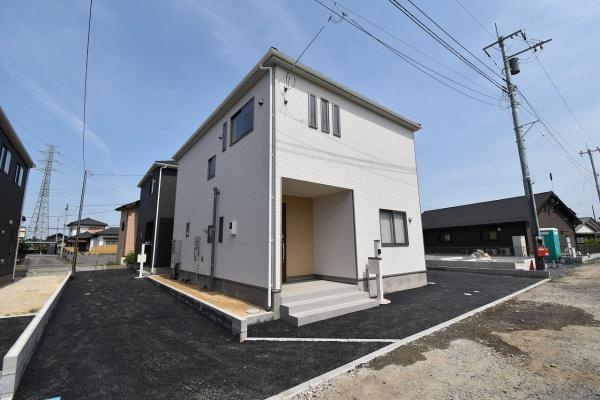 Cradlegarden 　那珂市菅谷　第14　3の駐車場|手前の白い建物は4号棟、後ろ側に3号棟があります。写真左側のアスファルト舗装された所が3号棟駐車場です。縦列駐車となります。