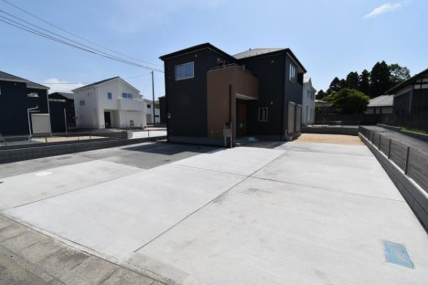 リーブルガーデン 　ひたちなか三反田　5期　7の駐車場|通勤・通学の送迎・お買い物とお車は生活必需品の1つ。
毎日のお車の出し入れがストレスなく行えるゆったりカースペースを完備しておりますのでご安心ください！
