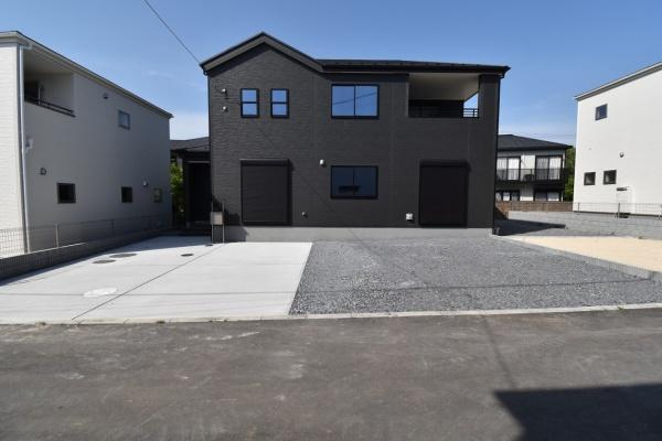 リーブルガーデン 　ひたちなか三反田　5期　2の駐車場|駐車場は十分なスペース。ご夫婦それぞれ車をご所有の場合や、親戚や友人などが車で来る際も安心です。
気になる他の物件と合わせてのご案内、内覧も可能です。お気軽にお問い合わせください！