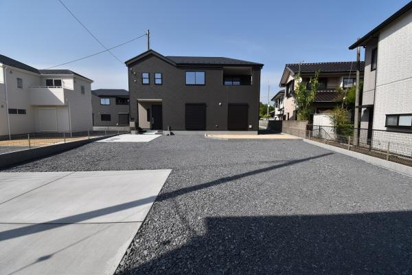 リーブルガーデン 　ひたちなか三反田　5期　6の駐車場|駐車場は十分なスペース。ご夫婦それぞれ車をご所有の場合や、親戚や友人などが車で来る際も安心です。
気になる他の物件と合わせてのご案内、内覧も可能です。お気軽にお問い合わせください！