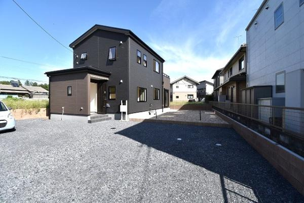 リーブルガーデン  水戸内原町　第9　限定１棟！の駐車場|新築戸建てを購入する際、庭付き、駐車場付きは大変魅力的です。十分な駐車スペースがあれば、ご家族様それぞれが車をご所有の場合や、親戚、友人などが車で来る際も安心です。
