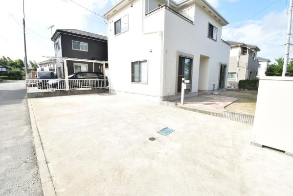 市街地でありながら星空がきれいに見える住まい☆　水戸市酒門町の駐車場|通勤・通学の送迎・お買い物とお車は生活必需品の1つ。
毎日のお車の出し入れがストレスなく行えるゆったりカースペースを完備してますのでご安心ください！
最大４台くらいは駐車可能です。
