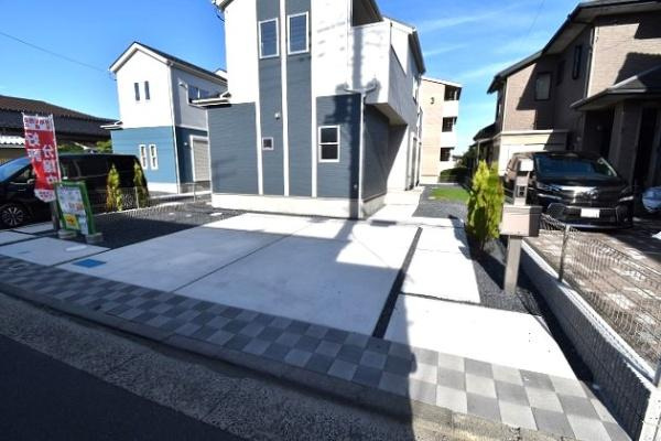 ブルーミングガーデン  水戸市見和1丁目　2の駐車場|並列駐車可能なカースペースを確保。毎日のお車の出し入れがストレスなく行えます！
内覧可能です。ご予約はHPから、またお電話でも、お気軽にどうぞ。

