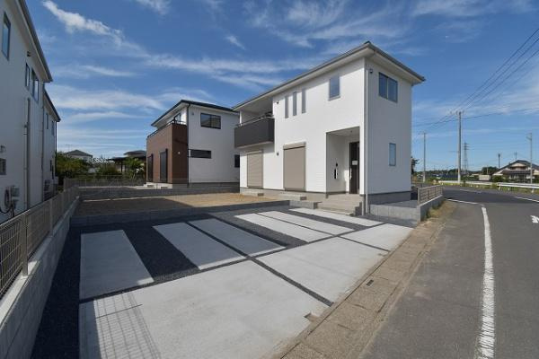 ケイアイB-H　水戸市堀町　2期 　2の駐車場|並列駐車可能なカースペースを確保。毎日のお車の出し入れがストレスなく行えます！
内覧可能です。ご予約はHPから、またお電話でも、お気軽にどうぞ。

