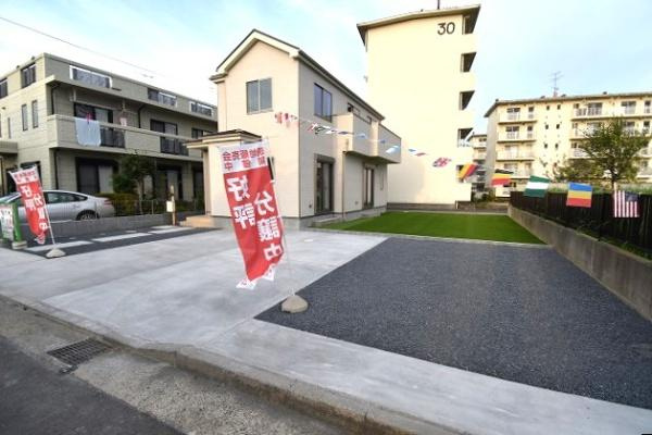 ハートフルタウン 　水戸市若宮　4期　限定１棟！の駐車場|並列駐車可能なカースペースを確保。毎日のお車の出し入れがストレスなく行えます！
内覧可能です。ご予約はHPから、またお電話でもお気軽にどうぞ。

