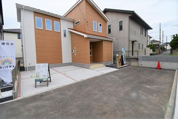 いろどりアイタウン　水戸市見川3丁目21-P1　2の駐車場|並列駐車可能なカースペースを確保。毎日のお車の出し入れがストレスなく行えます！
内覧可能です。お気軽にお問い合わせください。

