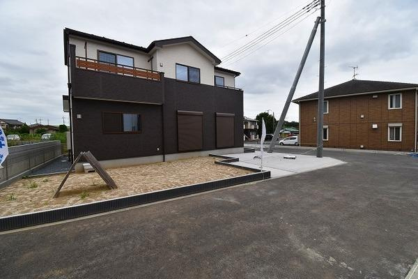 いろどりアイタウン　水戸市見川3丁目21-P1　3の駐車場|新築戸建てを購入する際、庭付き、駐車場付きは大変魅力的です。十分な駐車スペースがあれば、ご家族様それぞれが車をご所有の場合や、親戚、友人などが車で来る際も安心です。
