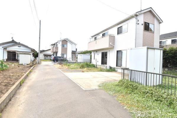 南道路で日当たりのよい住まい☆　水戸市元吉田町の駐車場|通勤・通学の送迎・お買い物とお車は生活必需品の1つ。
毎日のお車の出し入れがストレスなく行えるゆったりカースペースを完備してますのでご安心ください！
最大４台くらいは駐車可能です。
