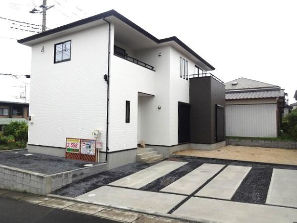 ケイアイB-H　水戸市見川町　1期 　限定１棟！の駐車場|駐車場は十分なスペース。ご夫婦それぞれ車をご所有の場合や、親戚や友人などが車で来る際も安心です。
