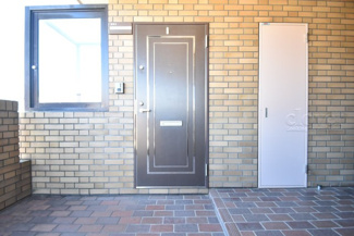 【その他共用部分】 | 皆様をお迎えする、お部屋の玄関ドア。開けやすさや開放角度、ドアノブの操作しやすさや鍵の形状などを、現地で一度ご確認ください。～即日のご見学可能～　お問合せはお気軽にどうぞ。

