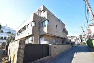 【外観】 | 青空によく映える建物です。手入れの行き届いた外壁やマンション正面エントランスなど、綺麗な姿をぜひ一度、現地にてご覧ください。～即日のご見学可能～　お問合せはお気軽にどうぞ。
