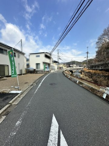 【前面道路含む現地写真】