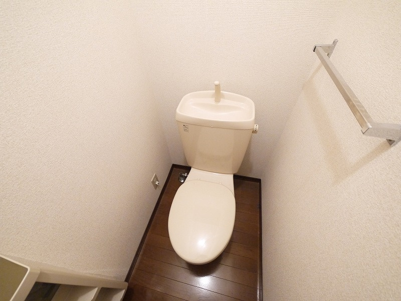 ウッドバレーＡのトイレ|落ち着いた色調のトイレです