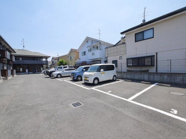 ウッドバレーＡの駐車場|車をお持ちの方に嬉しい駐車場付きの物件です