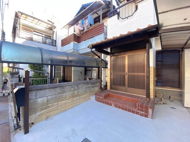 山中田町貸家のエントランス