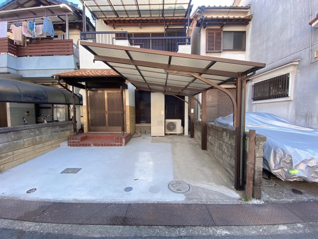 山中田町貸家の駐車場