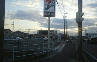 【周辺】 | フィオーレ　Ｍ | セブンイレブン二川南店まで400m