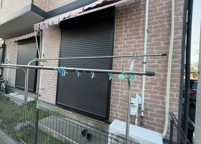 【玄関】 | 玄関は家の顔でもあり、家族以外の目にも止まる場所です。玄関は外との間を仕切る扉、靴などをしまっておく収納スペース、靴脱ぎのたたきスペース、来客とのやり取りをするドアホンなど複数のアイテムからなります。