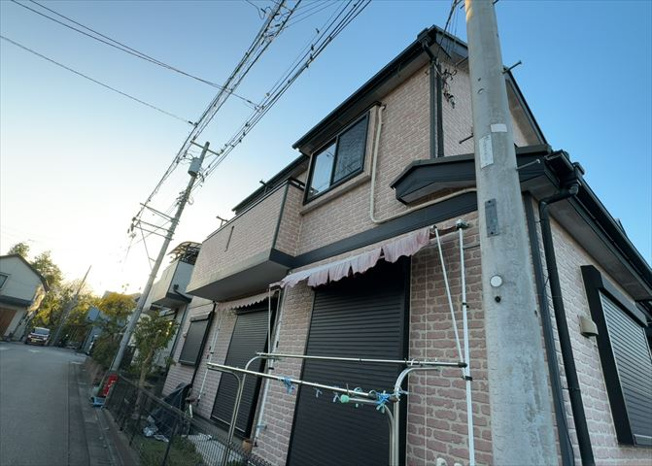 【バルコニー】 | バルコニーは、室外の専用スペースのうち、「屋根がなく開放された空間」であるものを指します。ベランダより広いタイプのものが多く、日当たりもよいため家庭菜園などを楽しみたい人にとって適した環境となります。