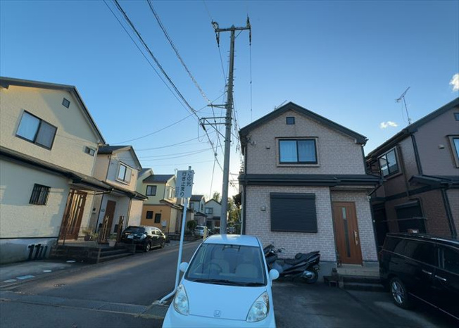 【構造・工法・仕様】 | 木造住宅とは土台、壁、柱など建築物の強度を支える構造体の材に木が使用されている構造を指します。構造体は建物の自重を支えるだけではなく風圧や水圧、積裁荷重などあらゆる衝撃に耐えるための基礎です。
