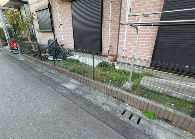 【構造・工法・仕様】 | 建物の基礎工事の方法は、主流となっているベタ基礎（防湿基礎）と布基礎の２種類に分類され、床下の通気性や耐久性などに違いがあります。建物の基礎部分の構造や付帯設備など詳細については現地でご確認ください。