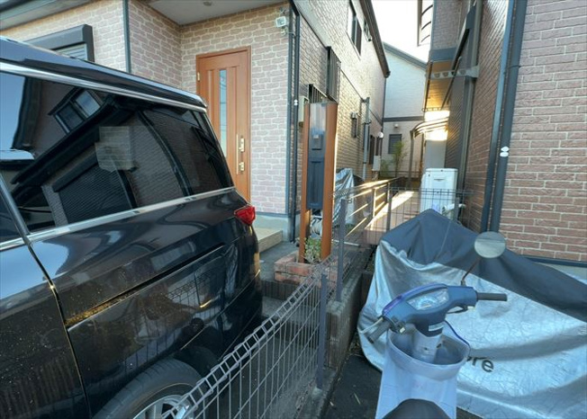 【設備】 | 敷地内に散水栓や立水栓があると便利です。水道水を直接利用できるため、水を運ぶ手間を省くことが出来ます。大量の水を必要とする洗車作業や清掃などに役立ちます。その他設備とあわせて、現地でご確認ください。
