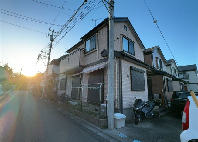 【外観】 | 現地に行くなら、物件の周囲の地形がどうなっているかを見ることも大切です。周辺より低くなっている土地では、大雨などで水が集まりやすいため、地盤が弱くなっているということも考えられるため、注意が必要です。