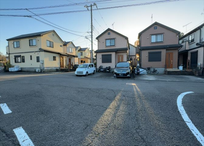 【前面道路含む現地写真】 | 南側道路の場合は長い時間光を入れ込むことができるため、庭やリビングを道路側に持ってくることが多く土地価格も高い傾向にあります。一方北側道路だとリビングや庭が南側になりプライバシーを守ることができます。
