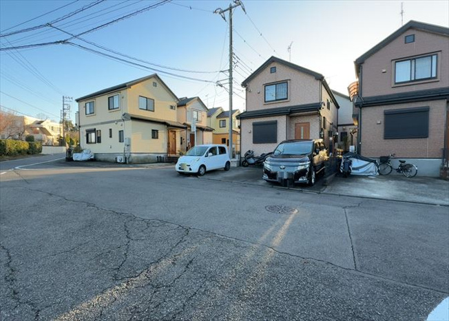【前面道路含む現地写真】 | 東側道路の場合は居室を南向きに設計しやすいため、朝日が入りやすいというメリットがあります。一方、西側道路も東側同様に居室を南向きに設計しやすいのですが、住宅地だと朝日が入りにくいという弱点があります。