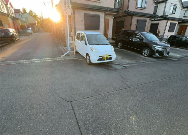 【駐車場】 | 車一台あたりに必要なスペースは、標準サイズの普通自動車で横幅2m50cm、長さ5mは必要になります。ただし、乗降のことも考慮して横幅3m30cm、長さ5m50cmほどは確保できるところを選びましょう。