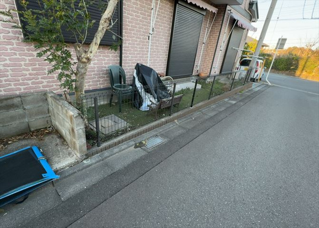 【庭】 | 庭のある家に住むことのメリットとして、子どもたちの遊び場を確保できること、ガーデニングや家庭菜園を楽しめること、明るさを確保できることがあります。また、配置を工夫することでプライバシーが確保できます。