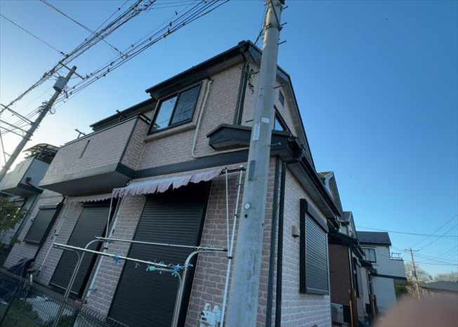 【バルコニー】 | バルコニーは、建物内から室外へ楽に出入りできる便利なスペースです。また、バルコニーには手すりを付けることが義務付けられており、手すりの高さは110cm以上で施工することが建築基準法で定められています。