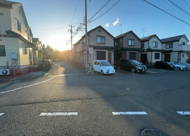 【前面道路含む現地写真】 | 住宅用の土地では前面道路に2m以上接していなければならないと法律で定められています。しかし、お持ちの車のサイズやライフスタイルなどにより、2mでは利便が悪い場合もございますので、事前に確認しましょう。