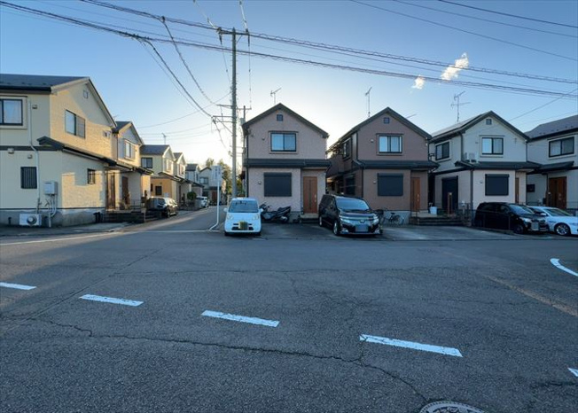 【前面道路含む現地写真】 | 道幅が広い場所は日当たりや風通が良好です。幅が広いのですれ違いも可能ですし大きな車でも駐車可能！一方で、大型車が通ることも多くなるため交通量の増加により騒音に繋がります。また土地の値段が高くなります。