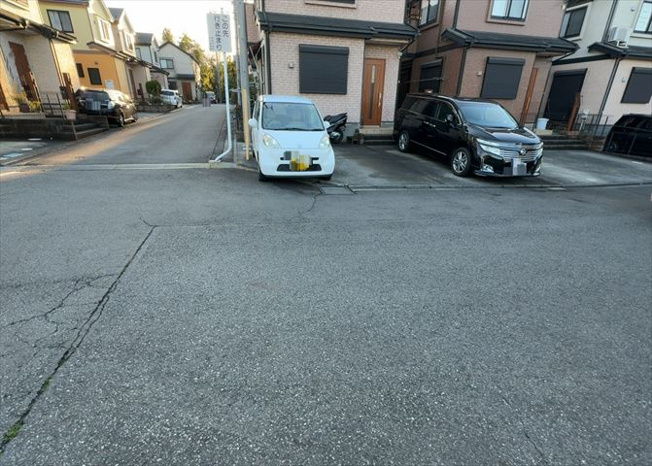 【駐車場】 | 駐車場と明記されていても、最小スペースでつくられた駐車場だと大型車は駐車できなかったり、出入りしにくくなったりする可能性があります。お車のサイズと購入したい物件の駐車場のサイズを現地で確認しましょう。