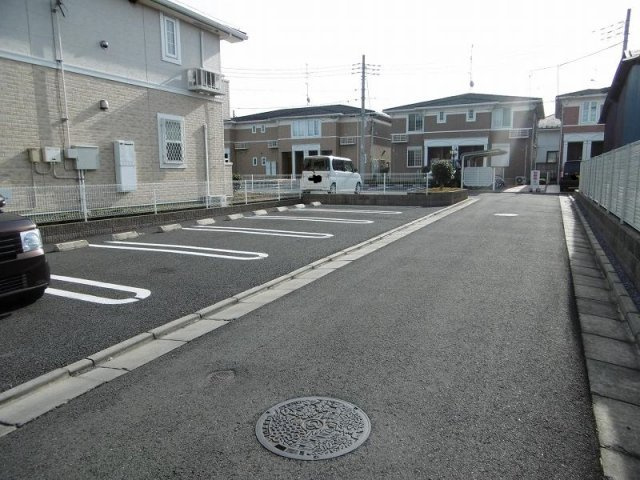 グランデュールコートＣの駐車場