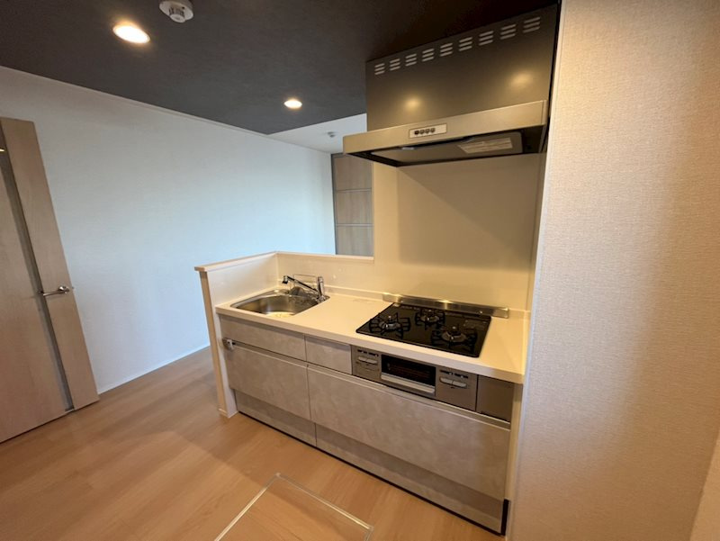 Ｄ－ＲＯＯＭ桂川のキッチン|システムキッチン採用。対面式カウンターで快適な調理スペース
