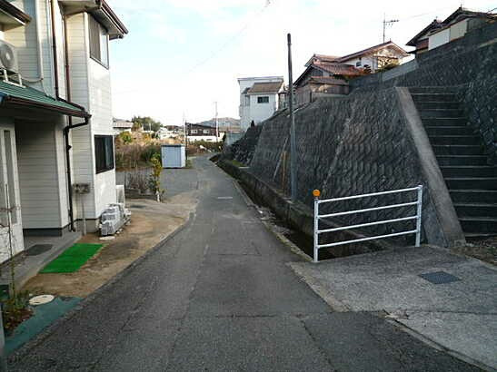 【前面道路含む現地写真】