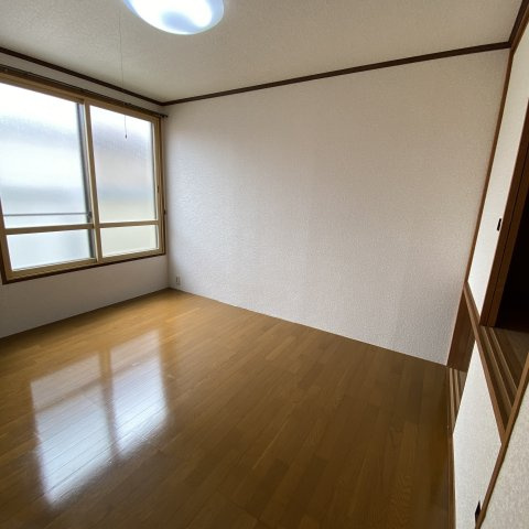 シティハイムまつみやの洋室|落ち着いた色調の洋室です