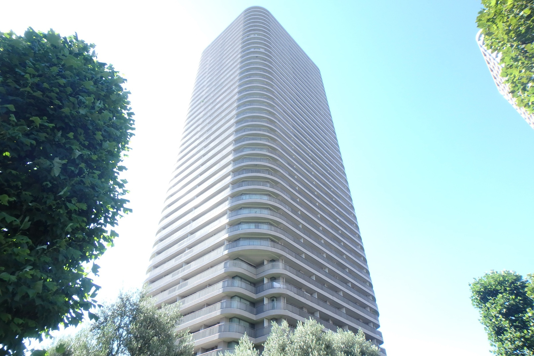 リバーシティ21に建つ高級分譲タワーマンションです。