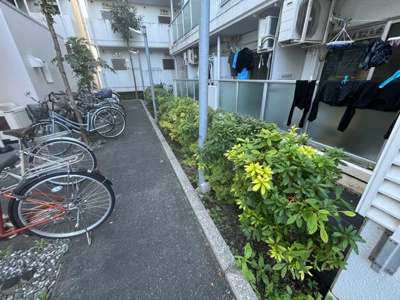 【庭】 | スカイコート橋本第２ | 物件によっては、入居者が個人的に使用できる専用庭がついているものもあります。また、住宅の中にある土間の部分を庭と呼ぶこともあります。庭の用途は住む人によって変わり、それによってデザインもさまざまです。