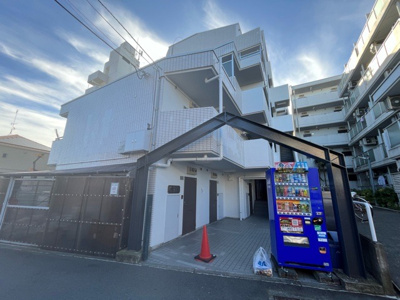 【エントランス】 | スカイコート橋本第２ | マンションのエントランスには、もともと風よけや防犯の役割がありますが、マンションによって宅配ボックスなどの設備が備わっている所もあります。日々の生活をイメージしながら生活しやすさをチェックしましょう。