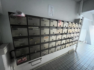 【設備】 | スカイコート橋本第２ | エントランス付近に設置されている集合ポストは、住んでいる部屋と離れているため、ポストをあさるなど誰かに何かされていても被害に気づきにくいです。入居する時には他人に特定されにくい番号で鍵をかけましょう！