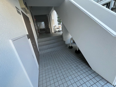 【その他共用部分】 | スカイコート橋本第２ | 共用部分は、一棟の建物に住む区分所有者全員が共同で所有するとし、共用部分の管理、補修などは、区分所有者で形成される管理組合が行います。個人の判断で勝手に変更することはできませんので覚えておきましょう。