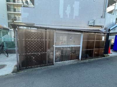 【設備】 | スカイコート橋本第２ | 共有部分は、住民なら誰もが使える設備のこと。例えば駐車場やエレベーター、インターネット設備、セキュリティ設備などがあります。他にも、マンションの廊下・外部階段やエントランス・ゴミ置き場などがあります。