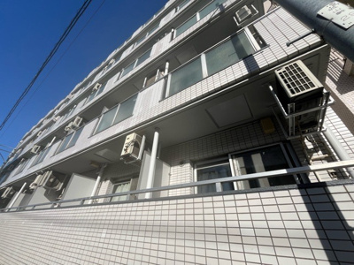 【外観】 | スカイコート橋本第２ | 隣家の土地はどうなっているのか、生活利便施設が近くにあるのか、学校まで近いかなど、お客様のライフスタイルにあわせたイメージが重要です。また、近くにあると困る施設が近くにないかも確認するといいでしょう。