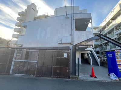 【構造・工法・仕様】 | スカイコート橋本第２ | ＲＣ造、Reinforced Concreteは直訳すると補強されたコンクリートです。主に柱や梁・床・壁が鉄筋とコンクリートで構成おり、鉄筋を組んだ型枠にコンクリートを流し込んで固めたものを指します。