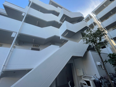 【構造・工法・仕様】 | スカイコート橋本第２ | ＳＲＣ造は強度や耐震性の面でもRC造と比べて優れています。そのため、10階建以上の高層または超高層マンションなどの建築にも多く採用されています。柱や梁などのサイズが小さくても高い耐震性を確保できます。